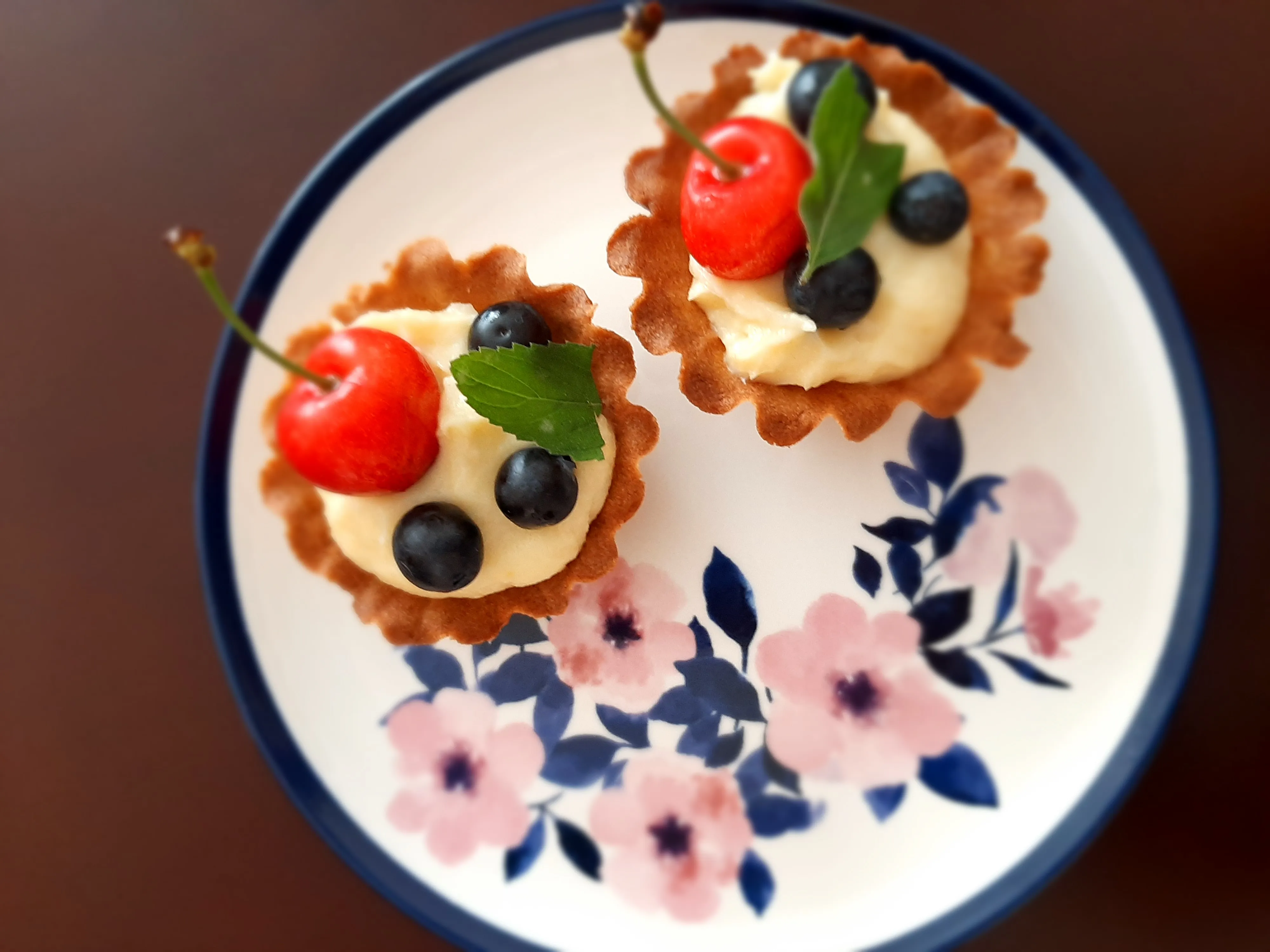 Babeczki z kremem i owocami